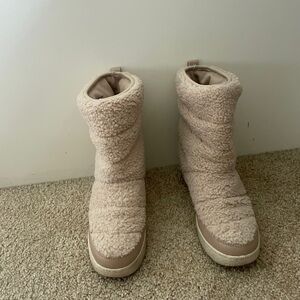 Target Sherpa Puffer Winter Boots - Cream/Tan - Size 6.5